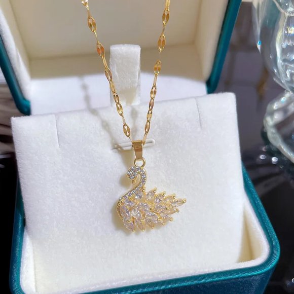Gold Chain Crystal Swan Pendant Necklace - Beautiful, Sparkle, Great GiftGold Ch - Picture 4 of 5